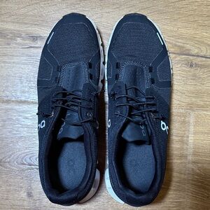 On Running Women’s Cloud 5 Black Athletic Shoes Size 10